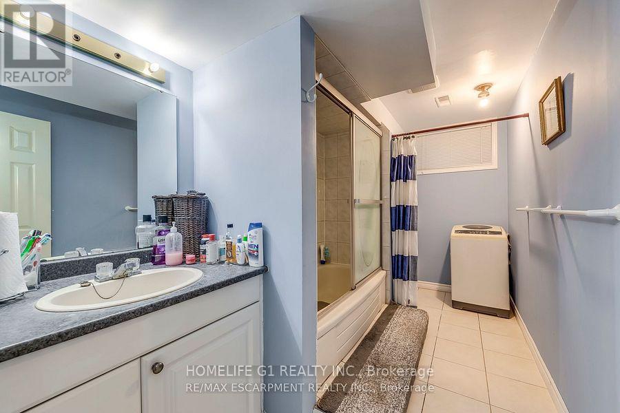 27 Gilcrest Street, Hamilton, ON - Indoor Photo Showing Bathroom