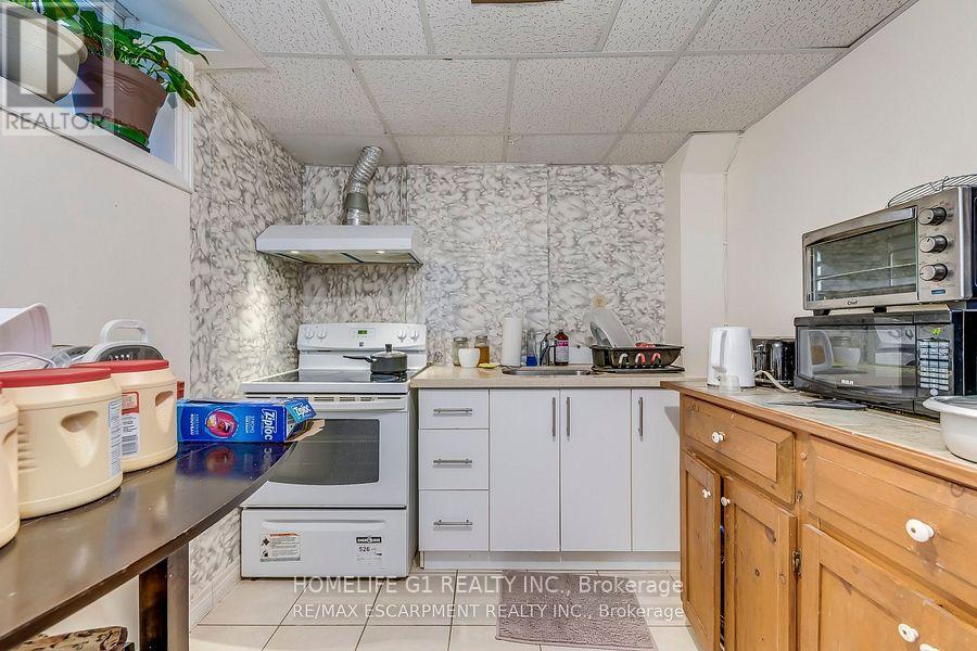 27 Gilcrest Street, Hamilton, ON - Indoor Photo Showing Kitchen