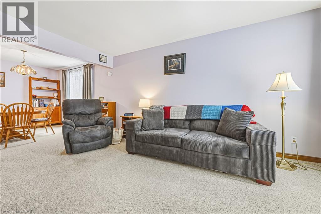 43 Everest Street, Hamilton, ON - Indoor Photo Showing Living Room