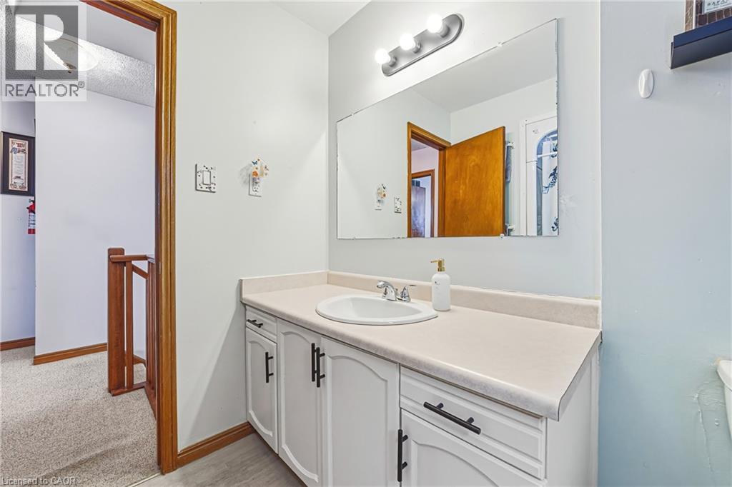43 Everest Street, Hamilton, ON - Indoor Photo Showing Bathroom