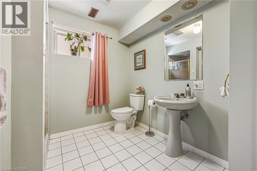 43 Everest Street, Hamilton, ON - Indoor Photo Showing Bathroom