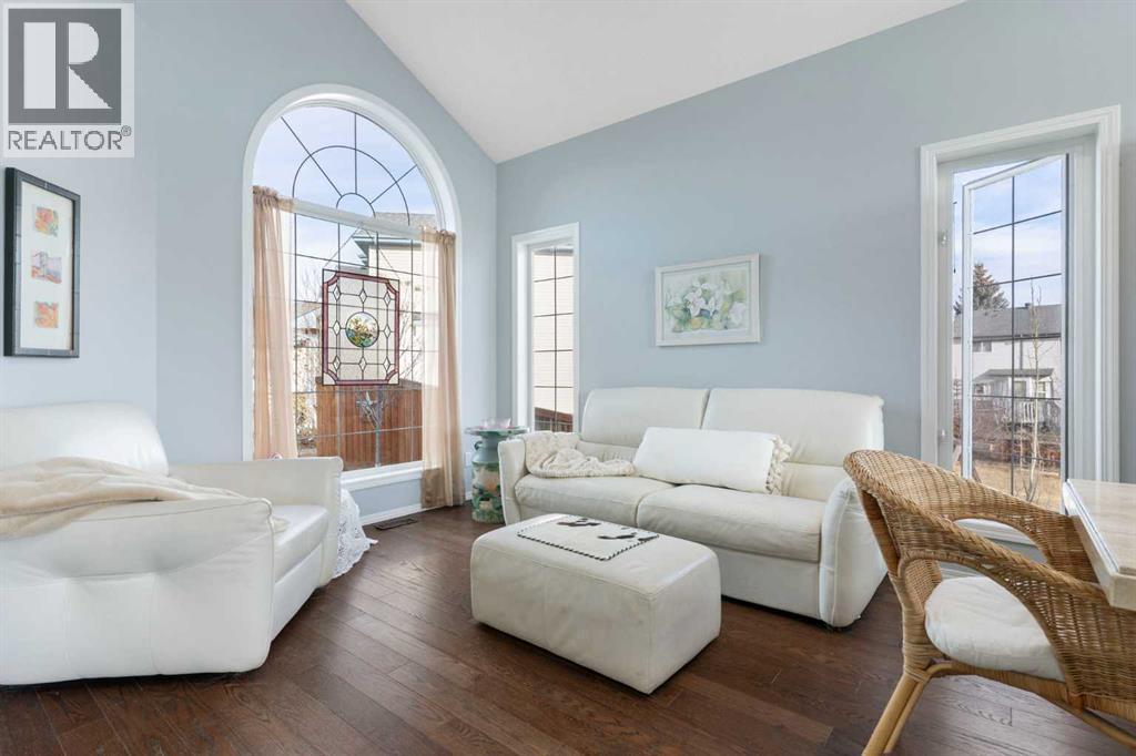 202 Schooner Close Nw, Calgary, AB - Indoor Photo Showing Living Room