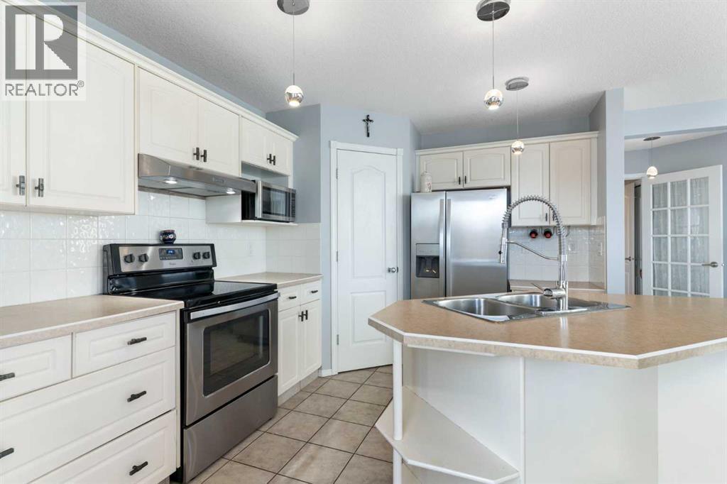 202 Schooner Close Nw, Calgary, AB - Indoor Photo Showing Kitchen With Stainless Steel Kitchen With Double Sink With Upgraded Kitchen