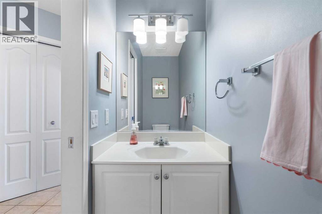 202 Schooner Close Nw, Calgary, AB - Indoor Photo Showing Bathroom