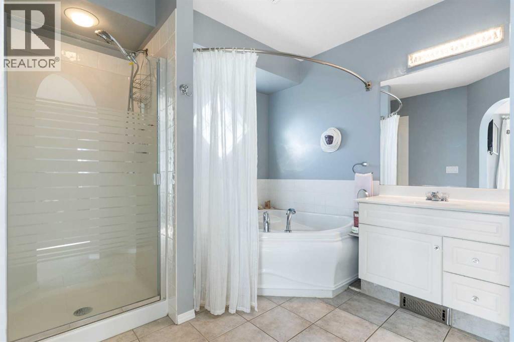 202 Schooner Close Nw, Calgary, AB - Indoor Photo Showing Bathroom