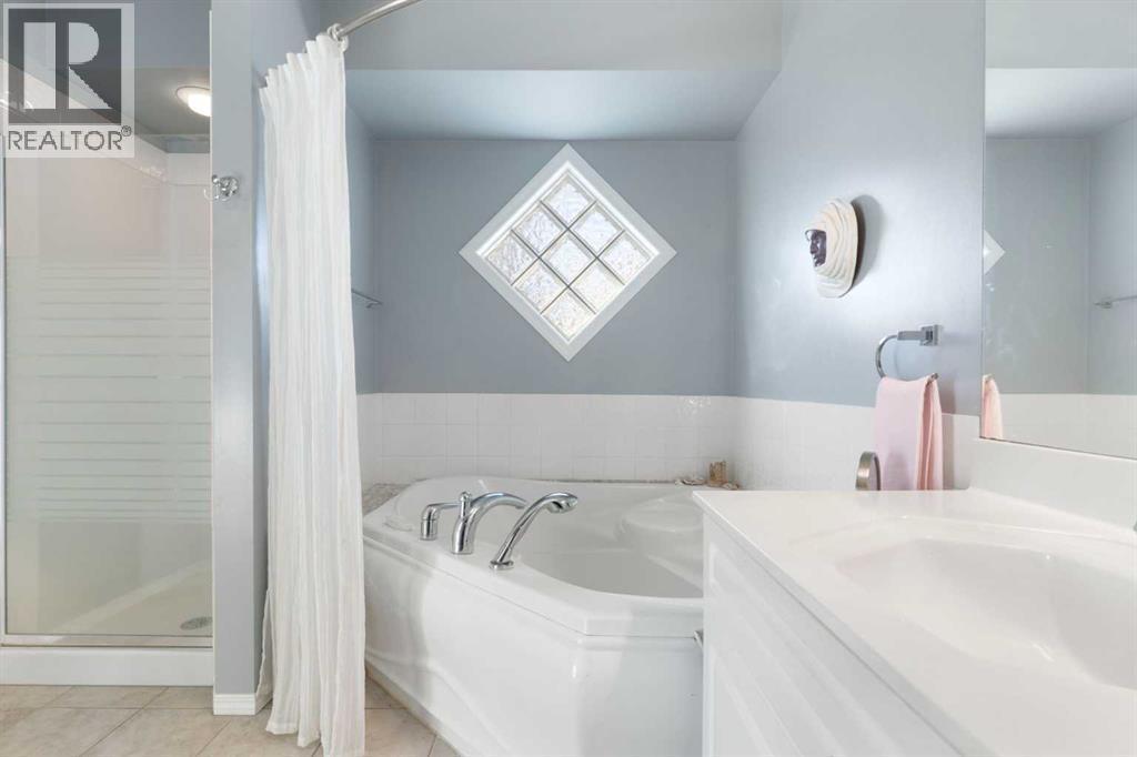 202 Schooner Close Nw, Calgary, AB - Indoor Photo Showing Bathroom