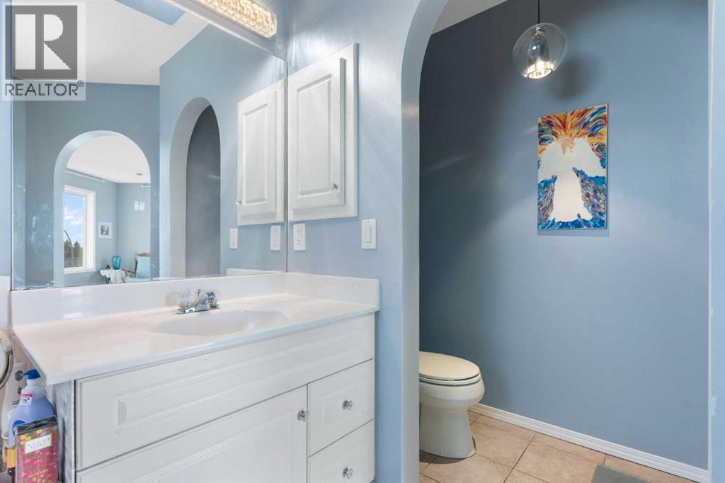 202 Schooner Close Nw, Calgary, AB - Indoor Photo Showing Bathroom