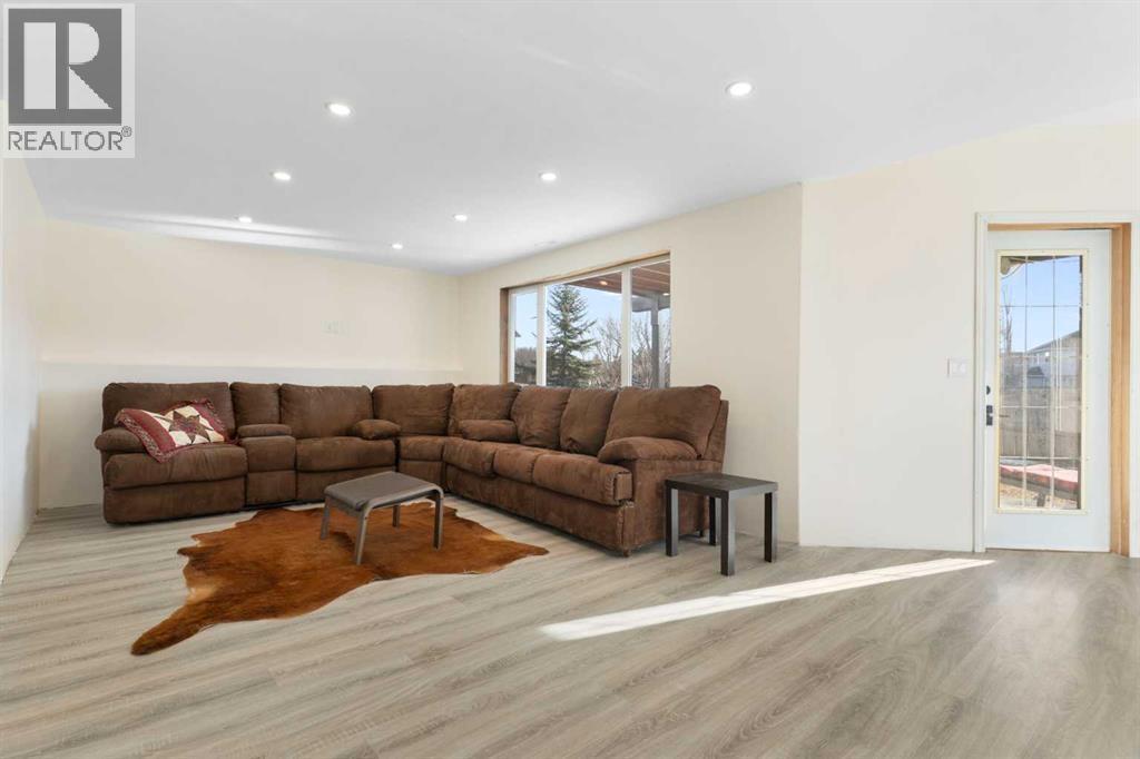 202 Schooner Close Nw, Calgary, AB - Indoor Photo Showing Living Room