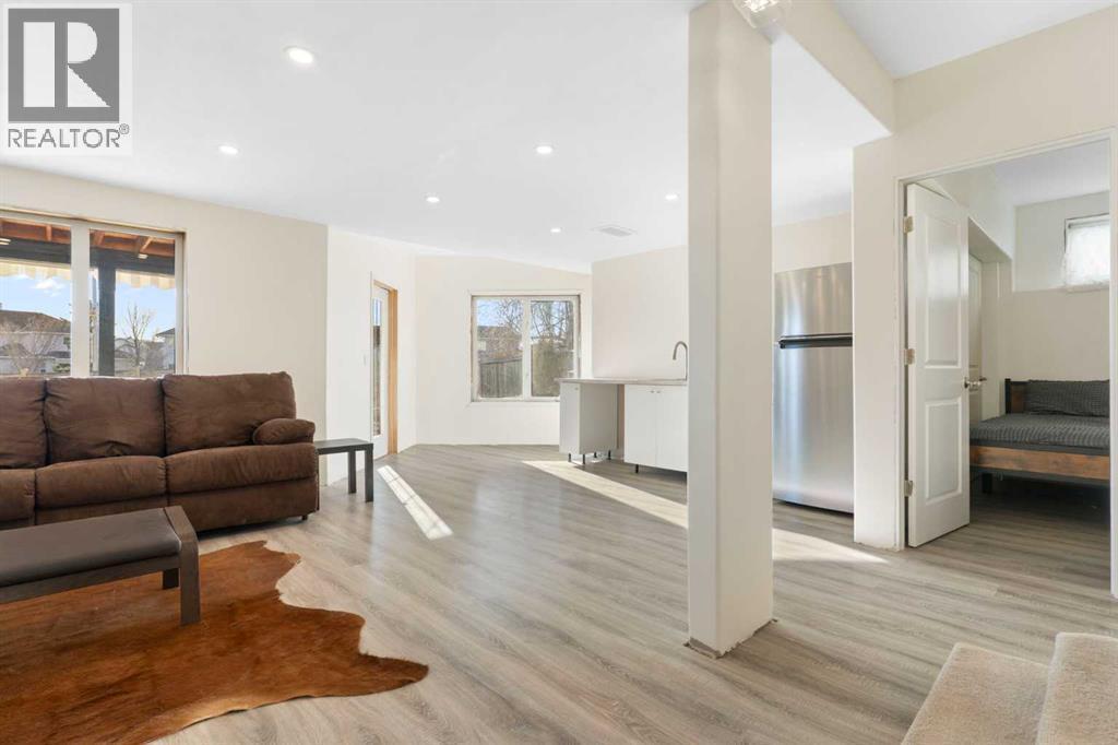 202 Schooner Close Nw, Calgary, AB - Indoor Photo Showing Living Room