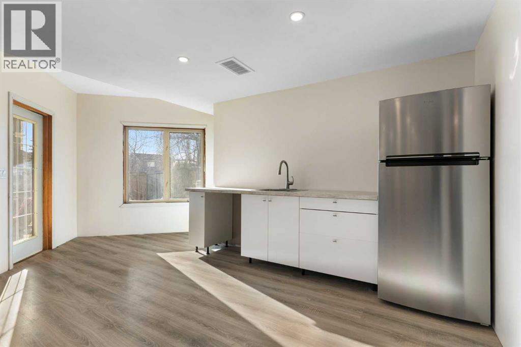 202 Schooner Close Nw, Calgary, AB - Indoor Photo Showing Kitchen