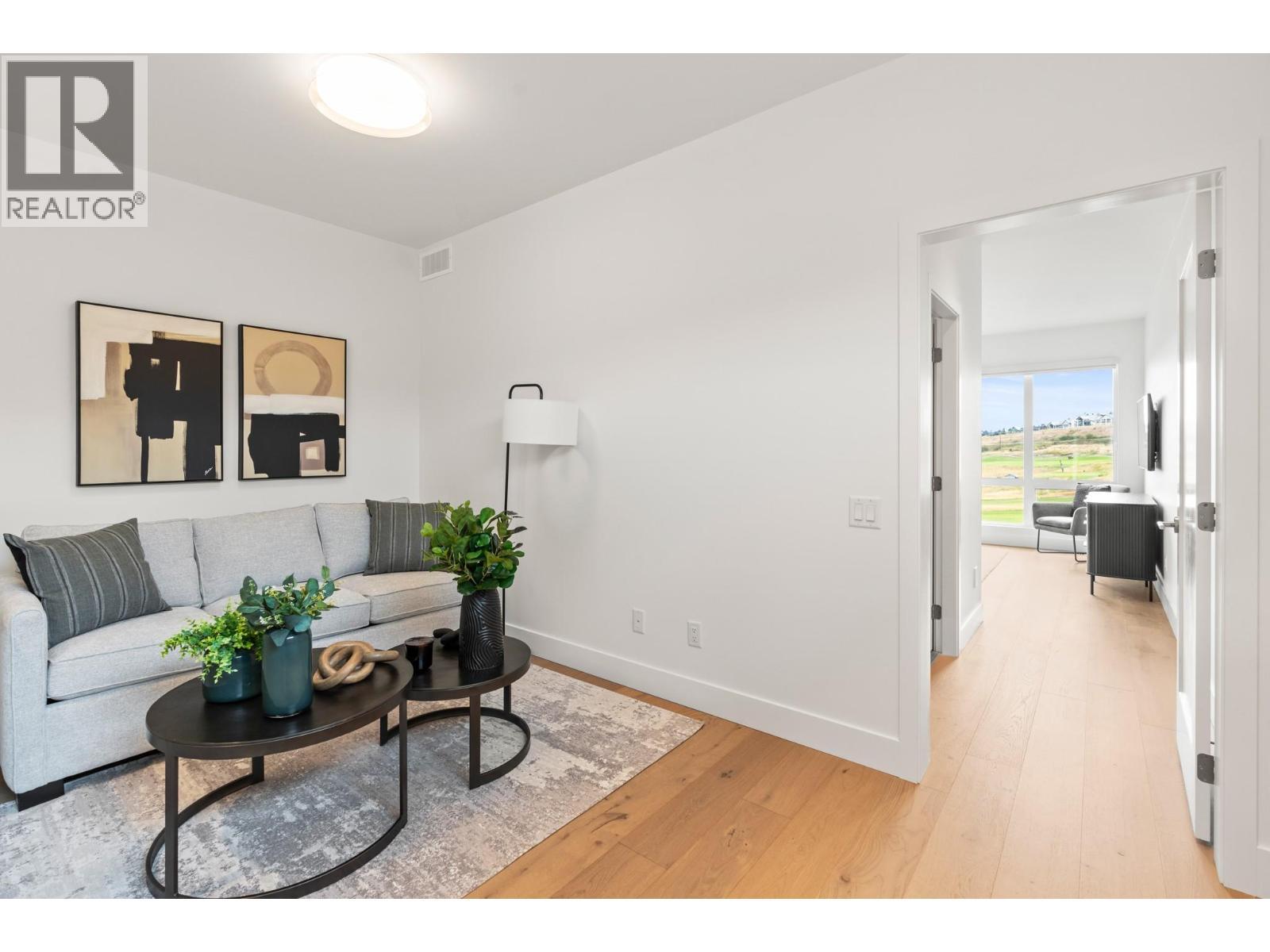105 Predator Ridge Drive Unit# 22, Vernon, BC - Indoor Photo Showing Living Room