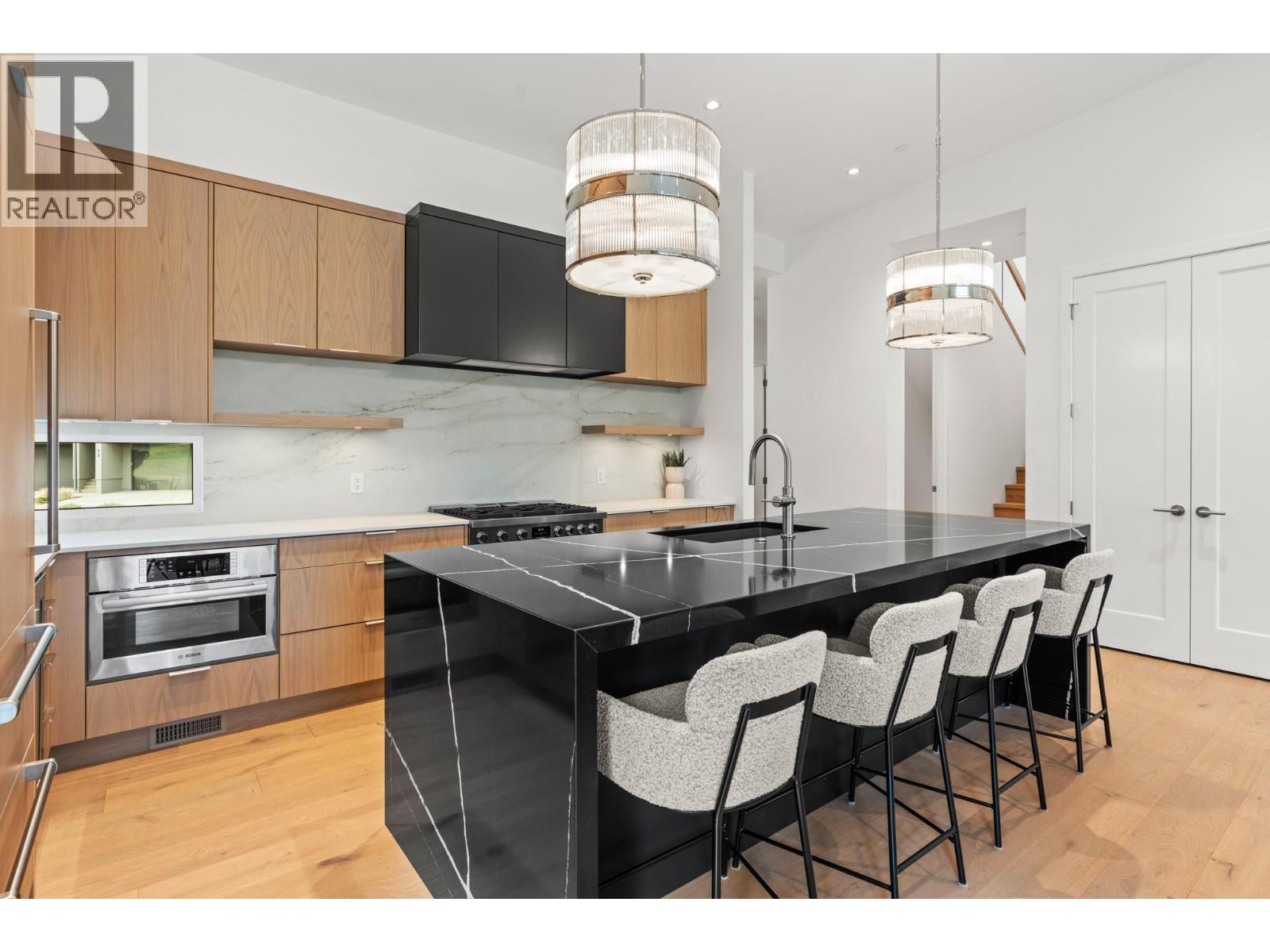 105 Predator Ridge Drive Unit# 22, Vernon, BC - Indoor Photo Showing Kitchen With Upgraded Kitchen