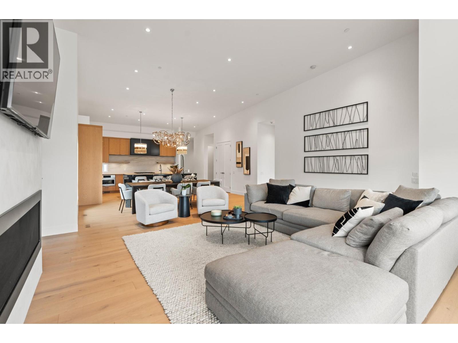 105 Predator Ridge Drive Unit# 22, Vernon, BC - Indoor Photo Showing Living Room
