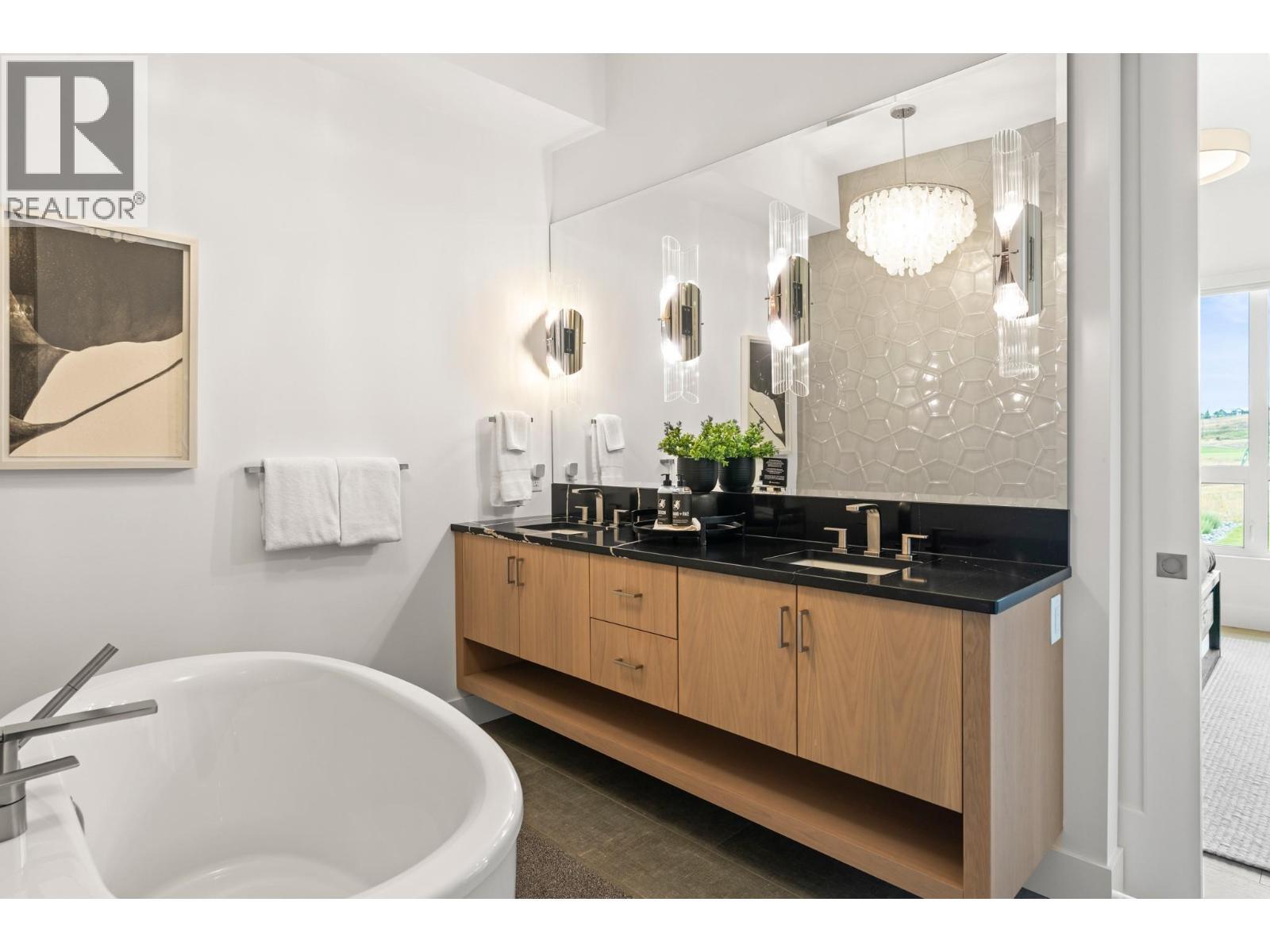105 Predator Ridge Drive Unit# 22, Vernon, BC - Indoor Photo Showing Bathroom