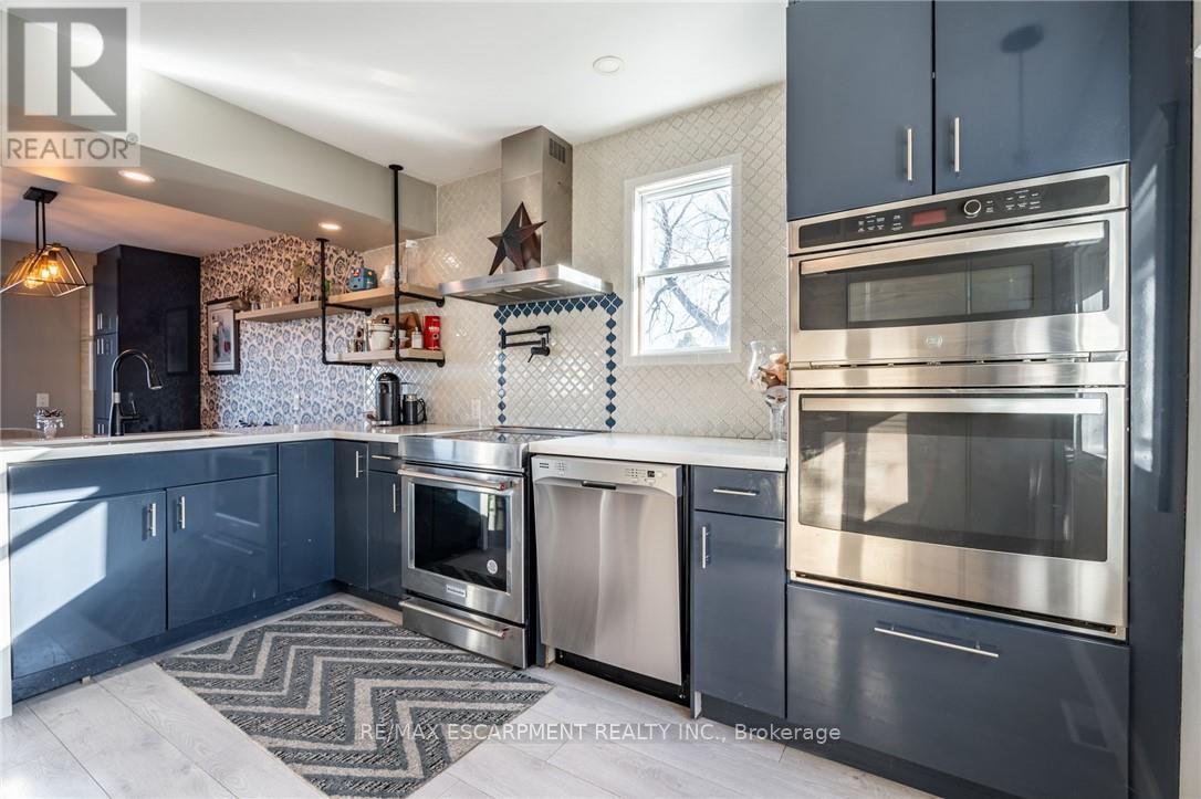 735 Beach Boulevard, Hamilton, ON - Indoor Photo Showing Kitchen With Upgraded Kitchen