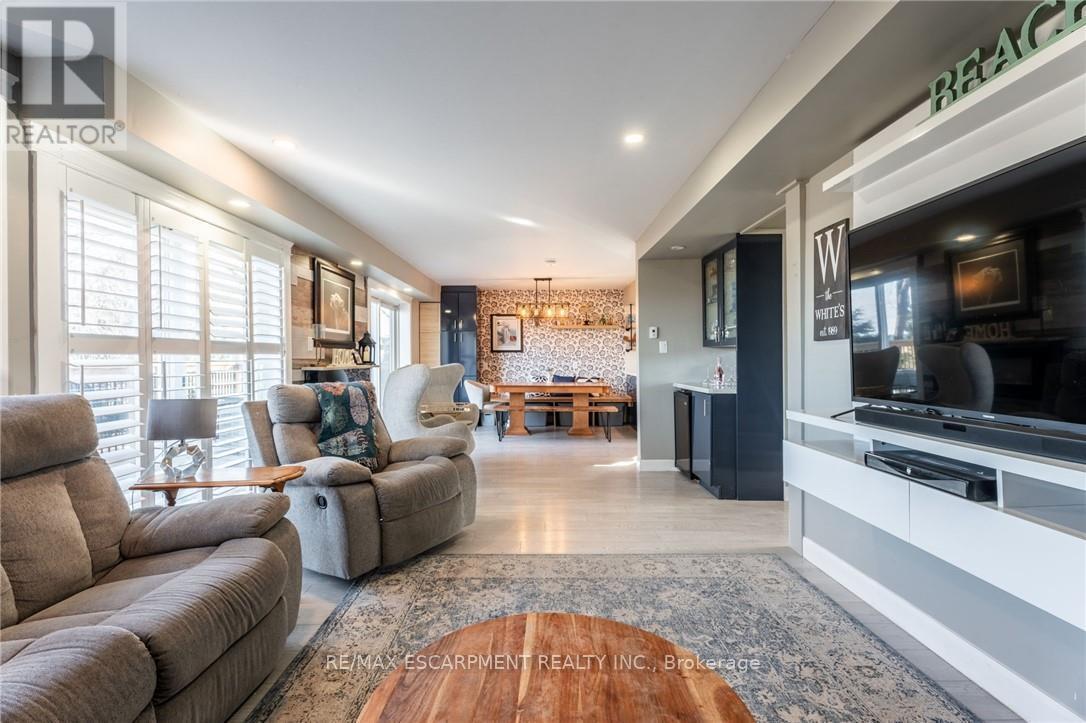 735 Beach Boulevard, Hamilton, ON - Indoor Photo Showing Living Room