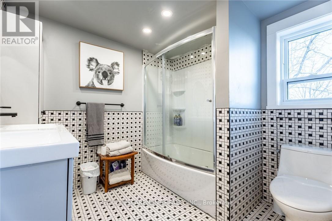 735 Beach Boulevard, Hamilton, ON - Indoor Photo Showing Bathroom