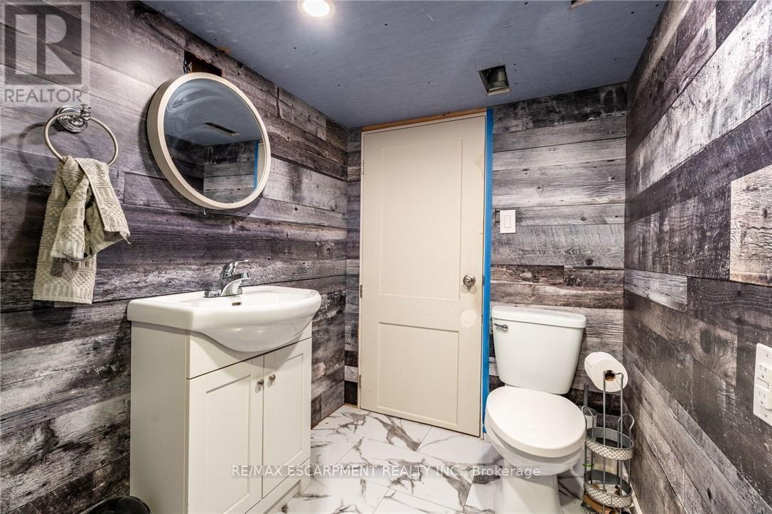 735 Beach Boulevard, Hamilton, ON - Indoor Photo Showing Bathroom