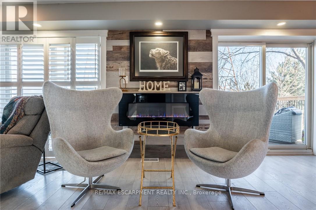 735 Beach Boulevard, Hamilton, ON - Indoor Photo Showing Living Room