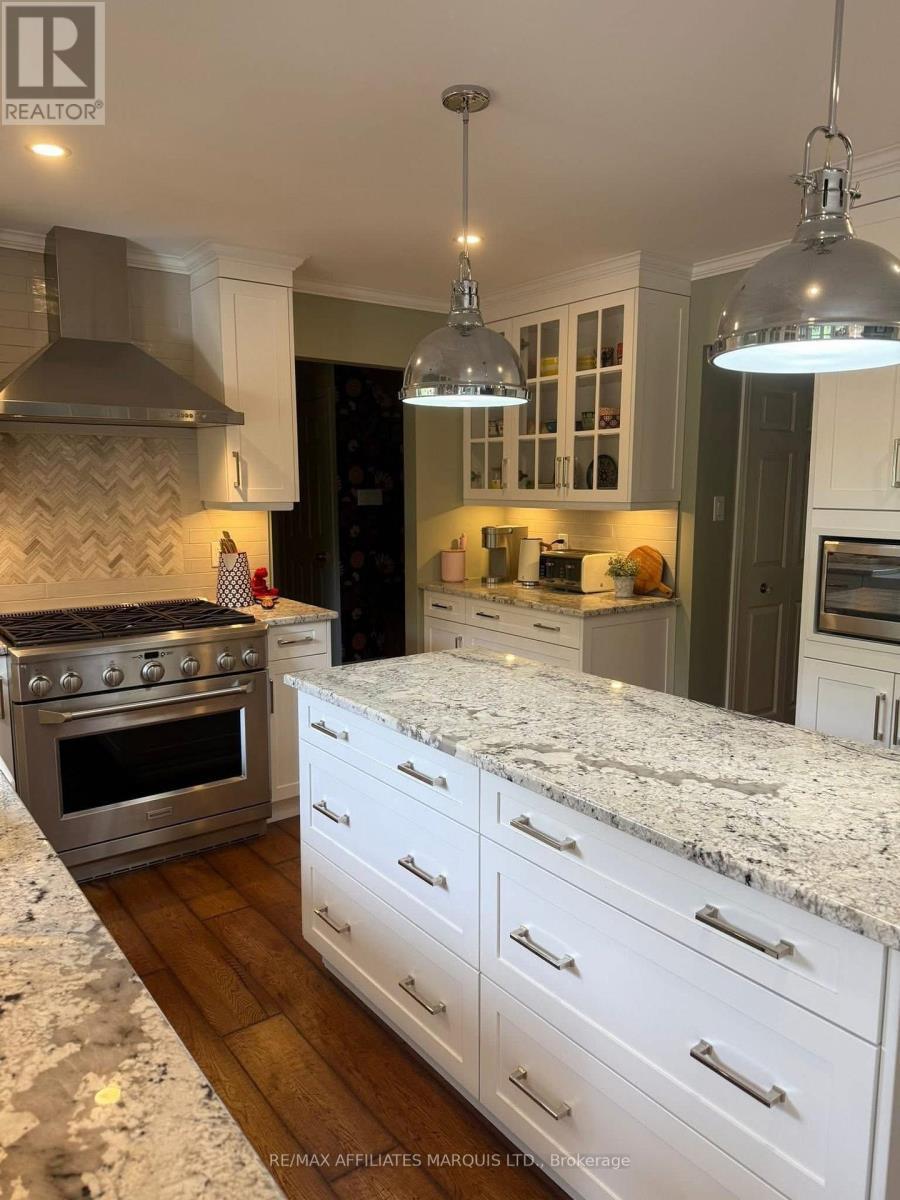 1733 Blakely Drive, Cornwall, ON - Indoor Photo Showing Kitchen With Upgraded Kitchen