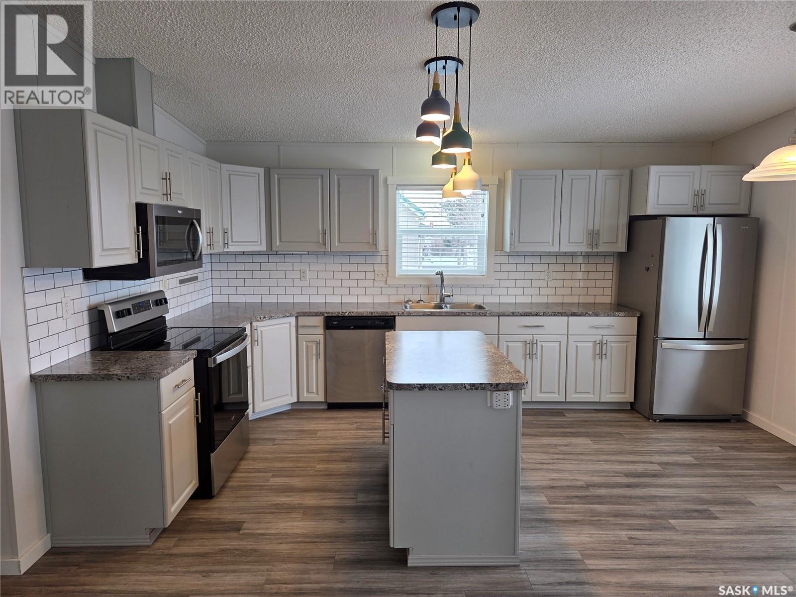 413 Railway Street, Kipling, SK - Indoor Photo Showing Kitchen With Upgraded Kitchen