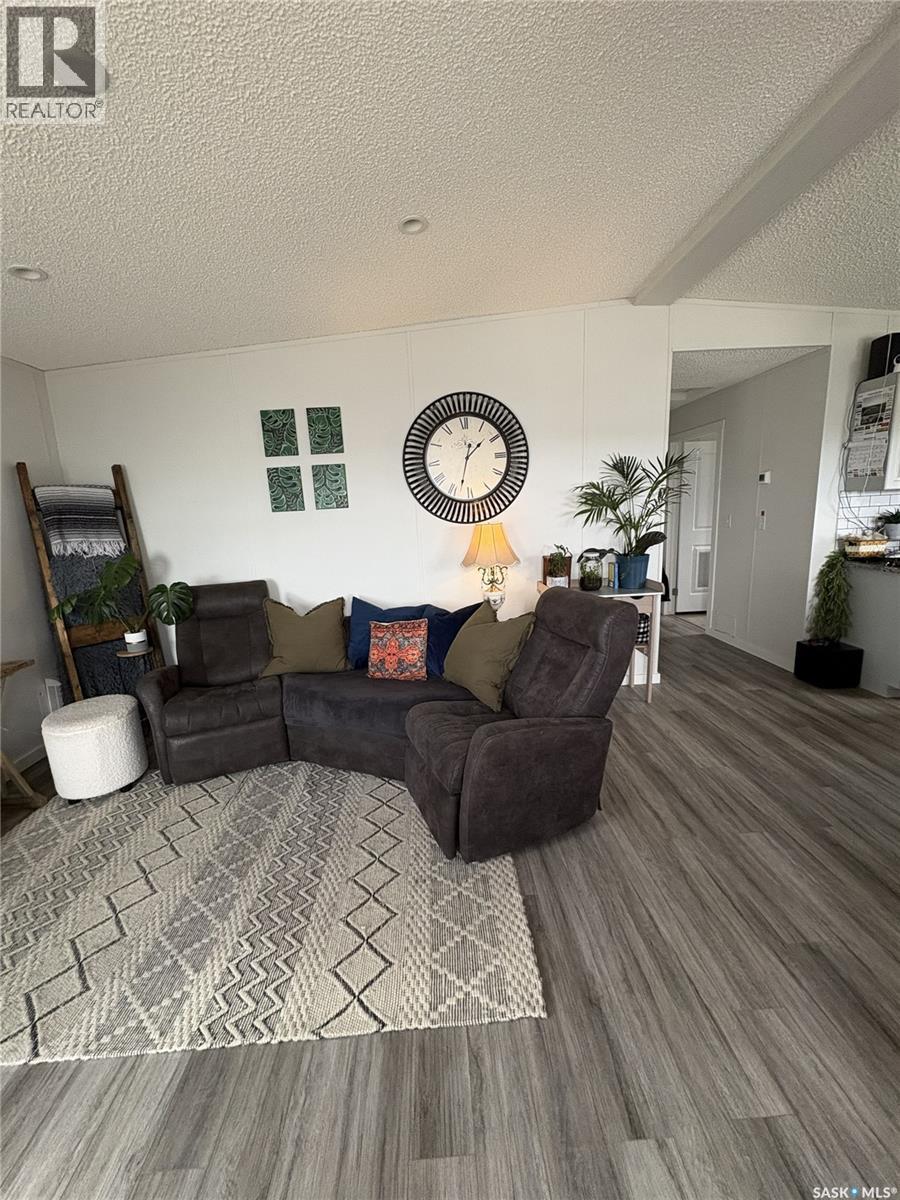 413 Railway Street, Kipling, SK - Indoor Photo Showing Living Room