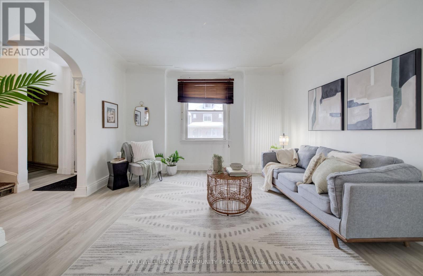 83 Sanford Avenue N, Hamilton, ON - Indoor Photo Showing Living Room