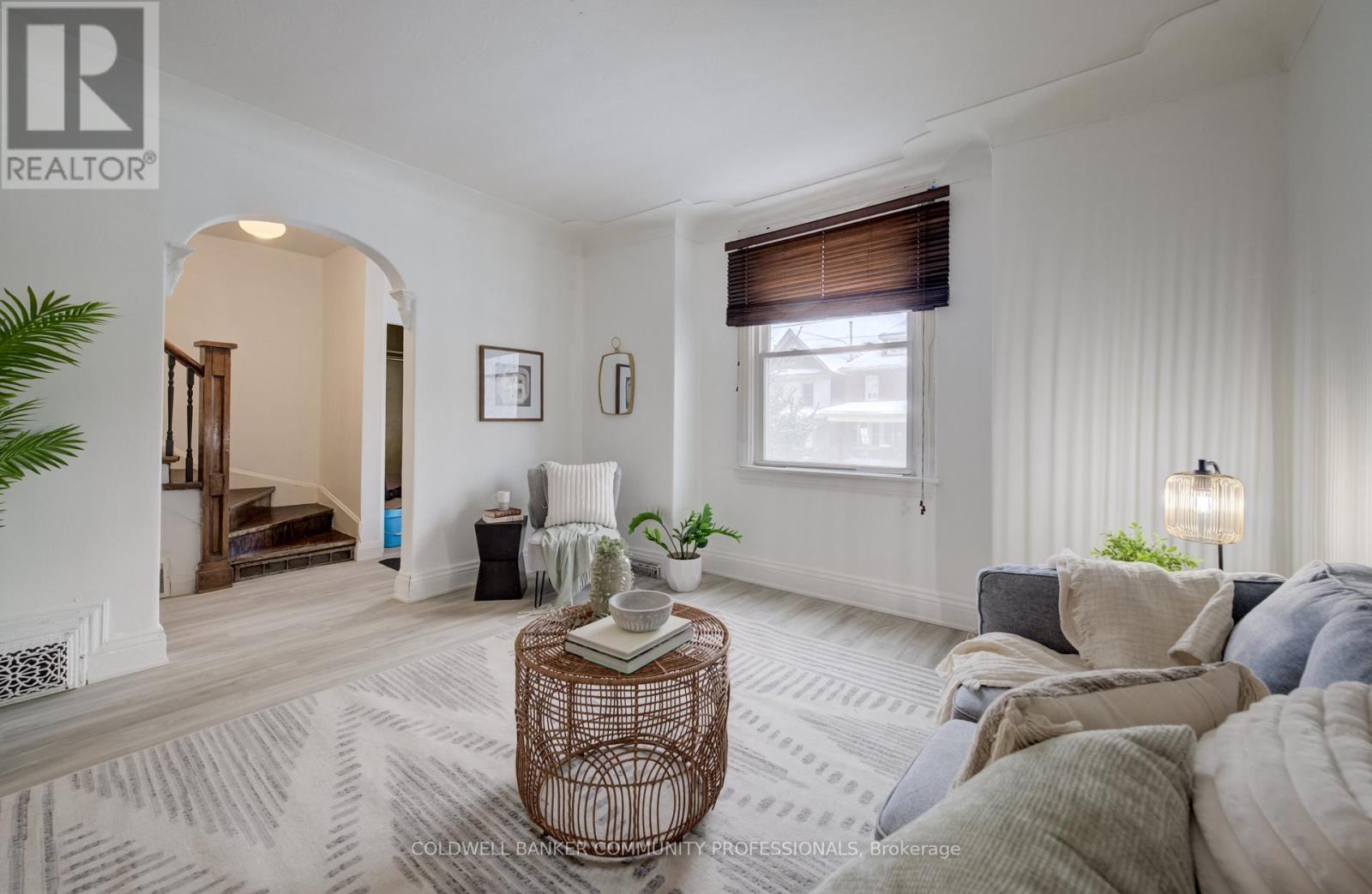 83 Sanford Avenue N, Hamilton, ON - Indoor Photo Showing Living Room