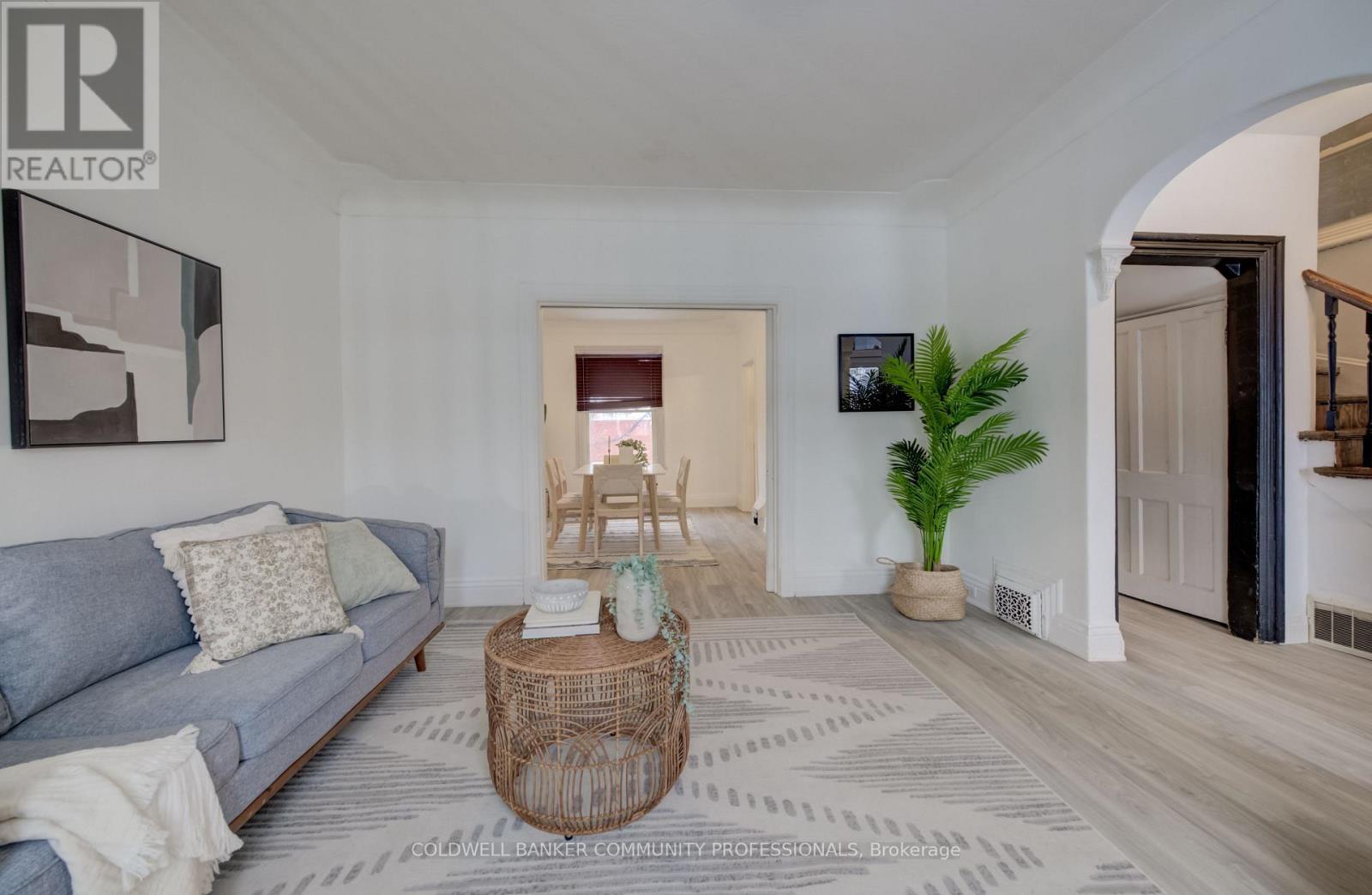 83 Sanford Avenue N, Hamilton, ON - Indoor Photo Showing Living Room