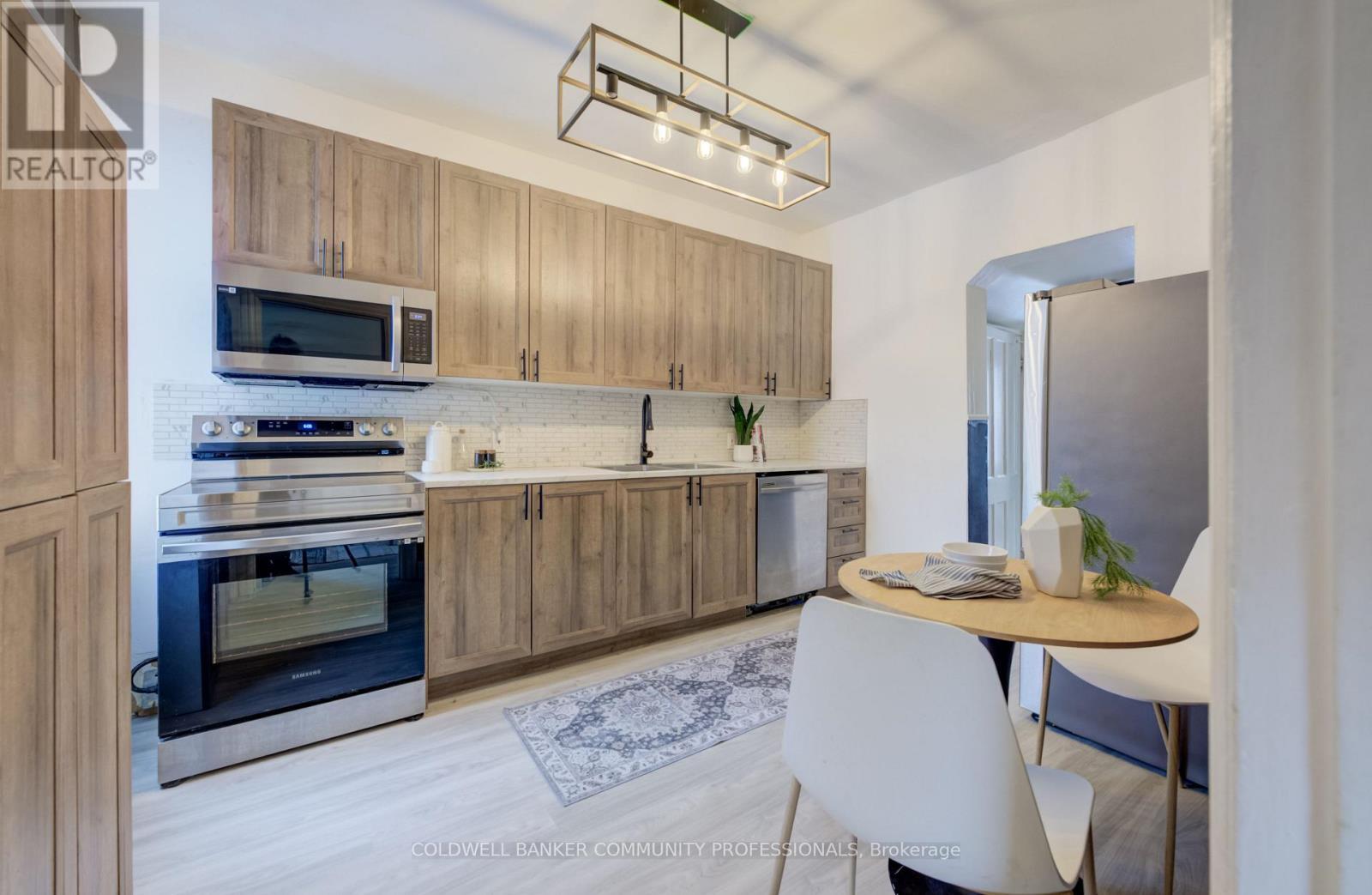 83 Sanford Avenue N, Hamilton, ON - Indoor Photo Showing Kitchen