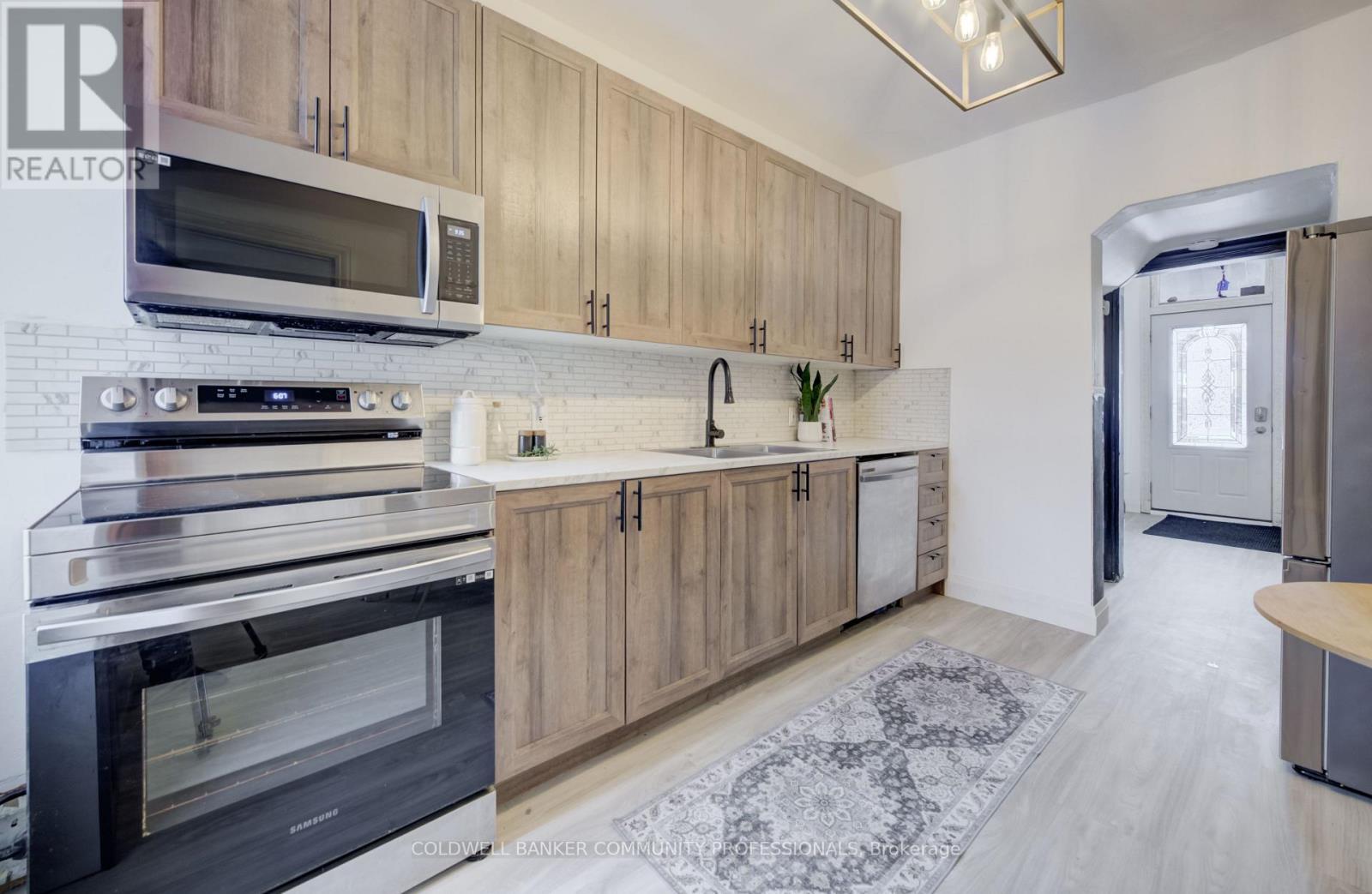 83 Sanford Avenue N, Hamilton, ON - Indoor Photo Showing Kitchen