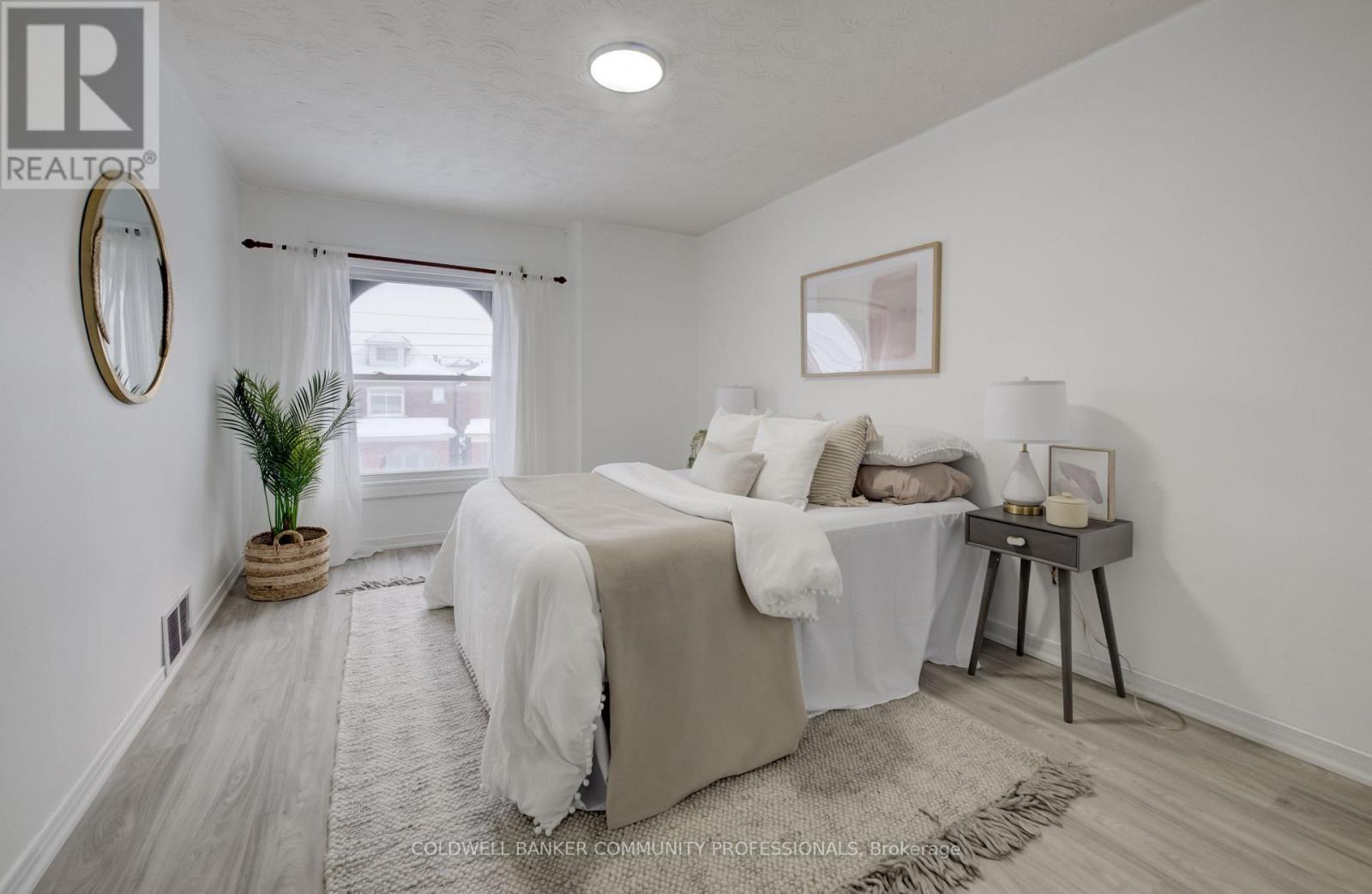 83 Sanford Avenue N, Hamilton, ON - Indoor Photo Showing Bedroom