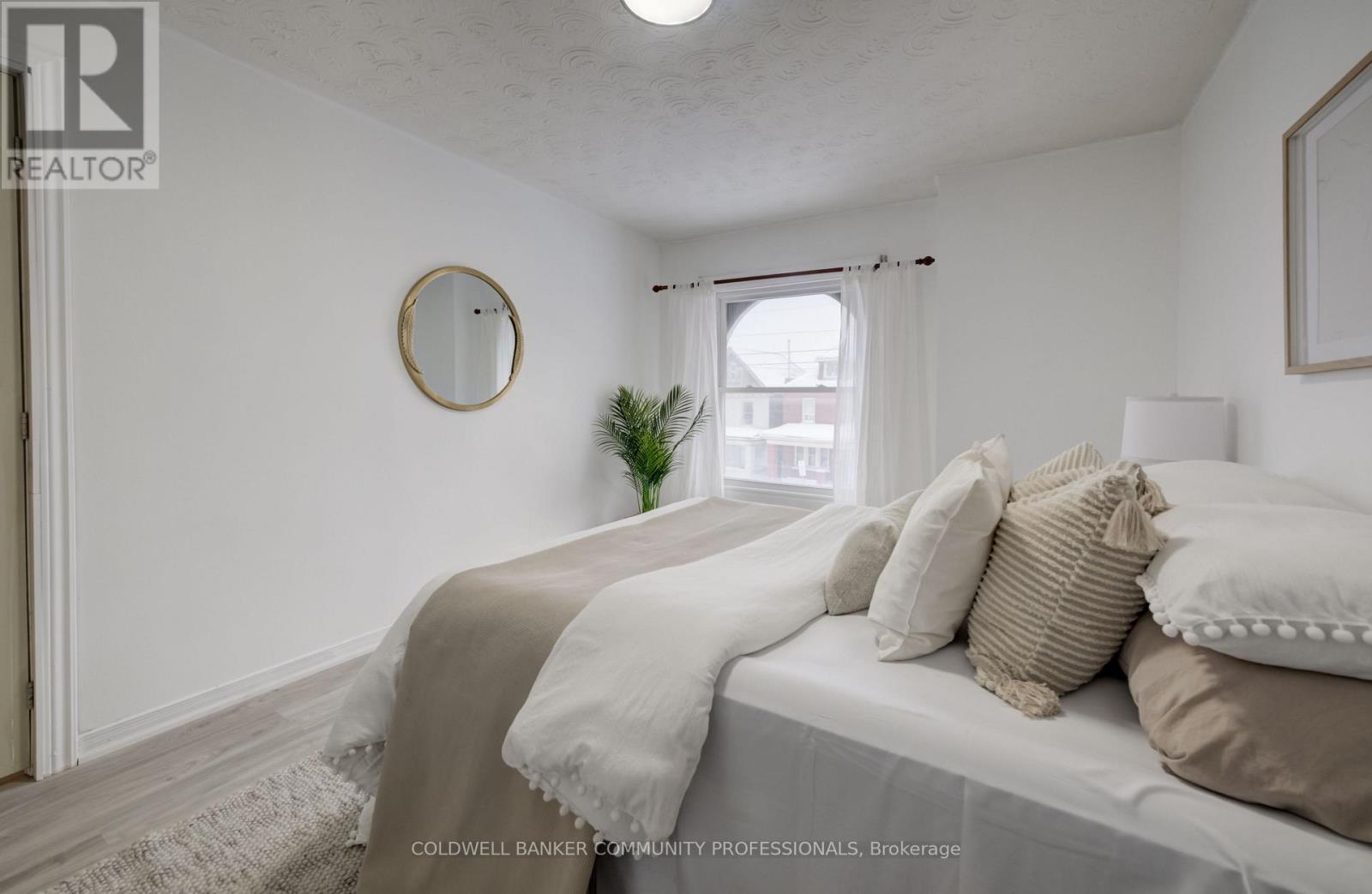 83 Sanford Avenue N, Hamilton, ON - Indoor Photo Showing Bedroom