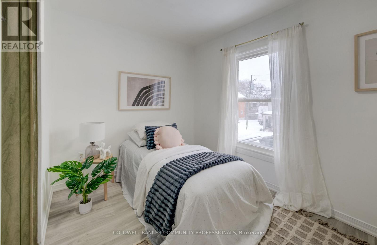 83 Sanford Avenue N, Hamilton, ON - Indoor Photo Showing Bedroom