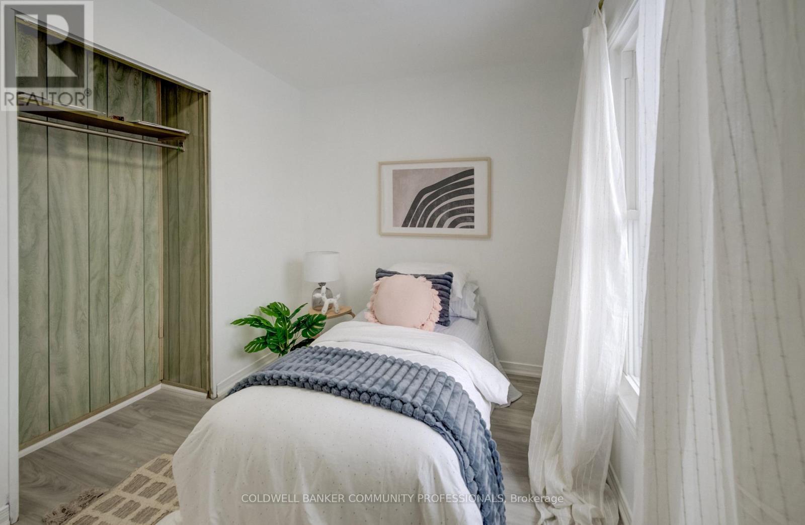 83 Sanford Avenue N, Hamilton, ON - Indoor Photo Showing Bedroom