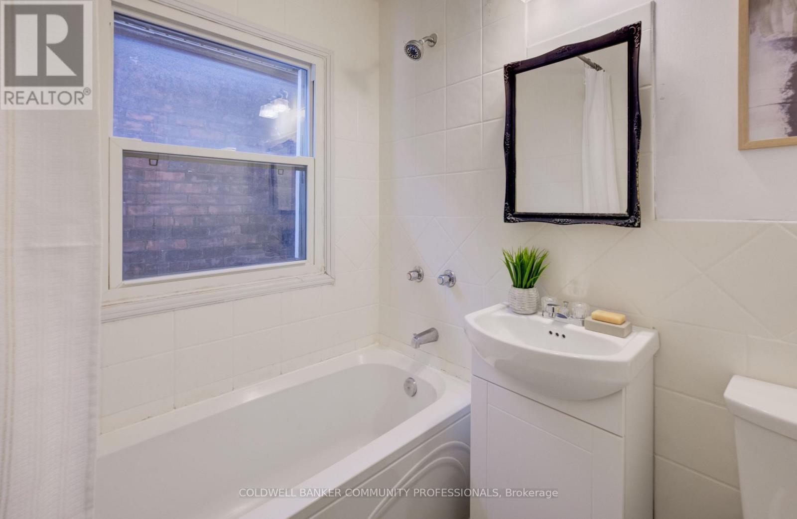 83 Sanford Avenue N, Hamilton, ON - Indoor Photo Showing Bathroom