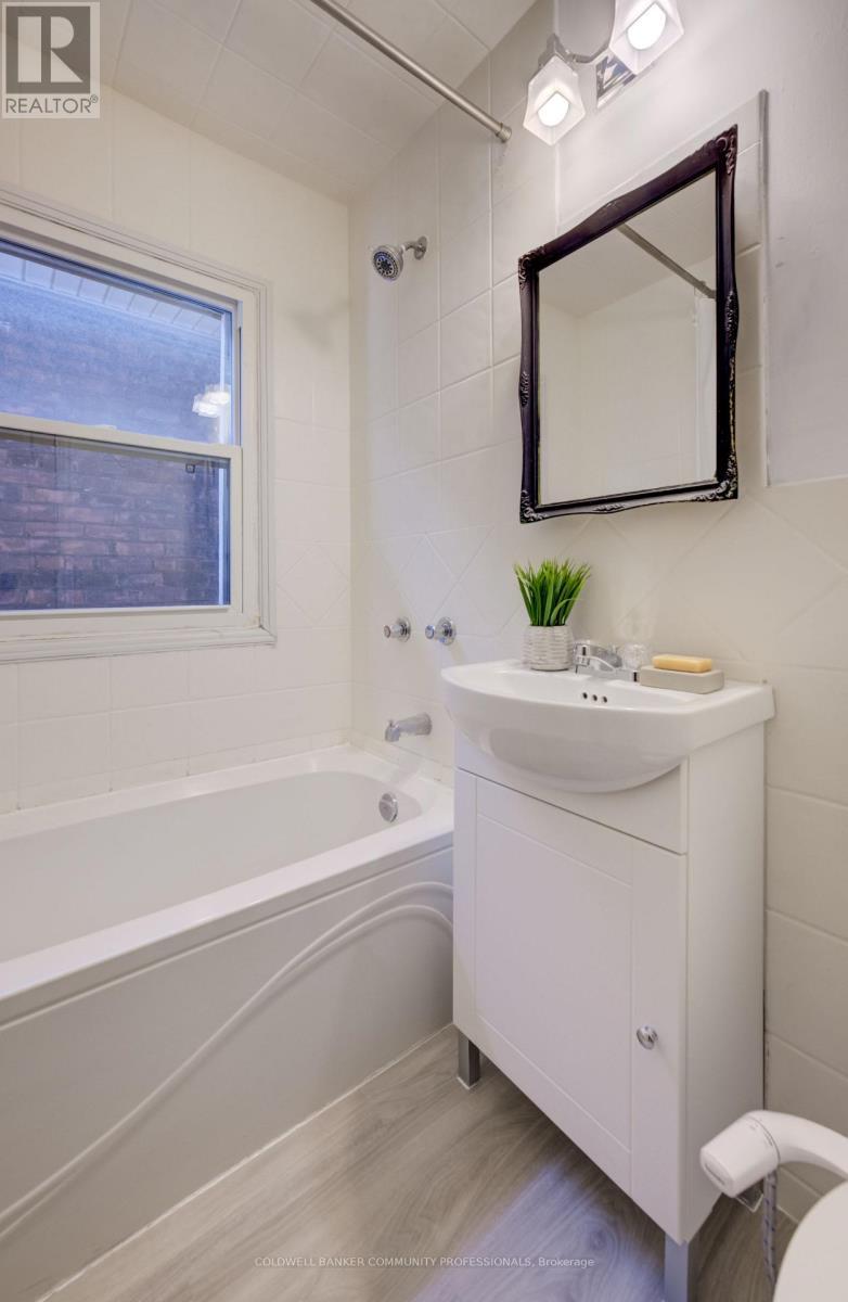 83 Sanford Avenue N, Hamilton, ON - Indoor Photo Showing Bathroom