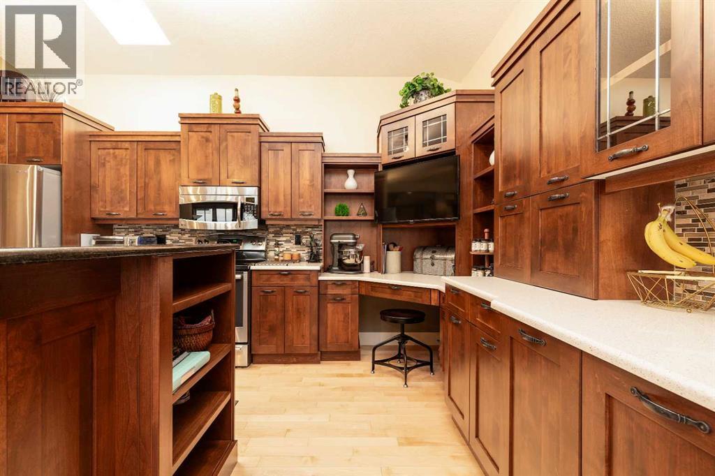 1003 Canyon Boulevard W, Lethbridge, AB - Indoor Photo Showing Kitchen
