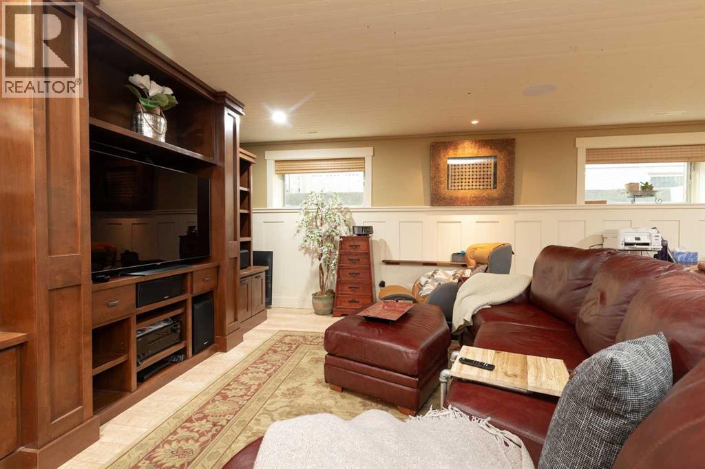 1003 Canyon Boulevard W, Lethbridge, AB - Indoor Photo Showing Living Room