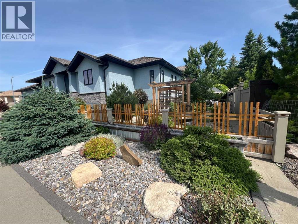 1003 Canyon Boulevard W, Lethbridge, AB - Outdoor