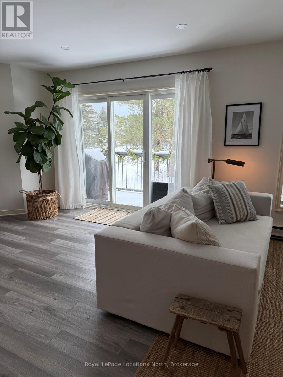 378 Mariners Way, Collingwood, ON - Indoor Photo Showing Living Room