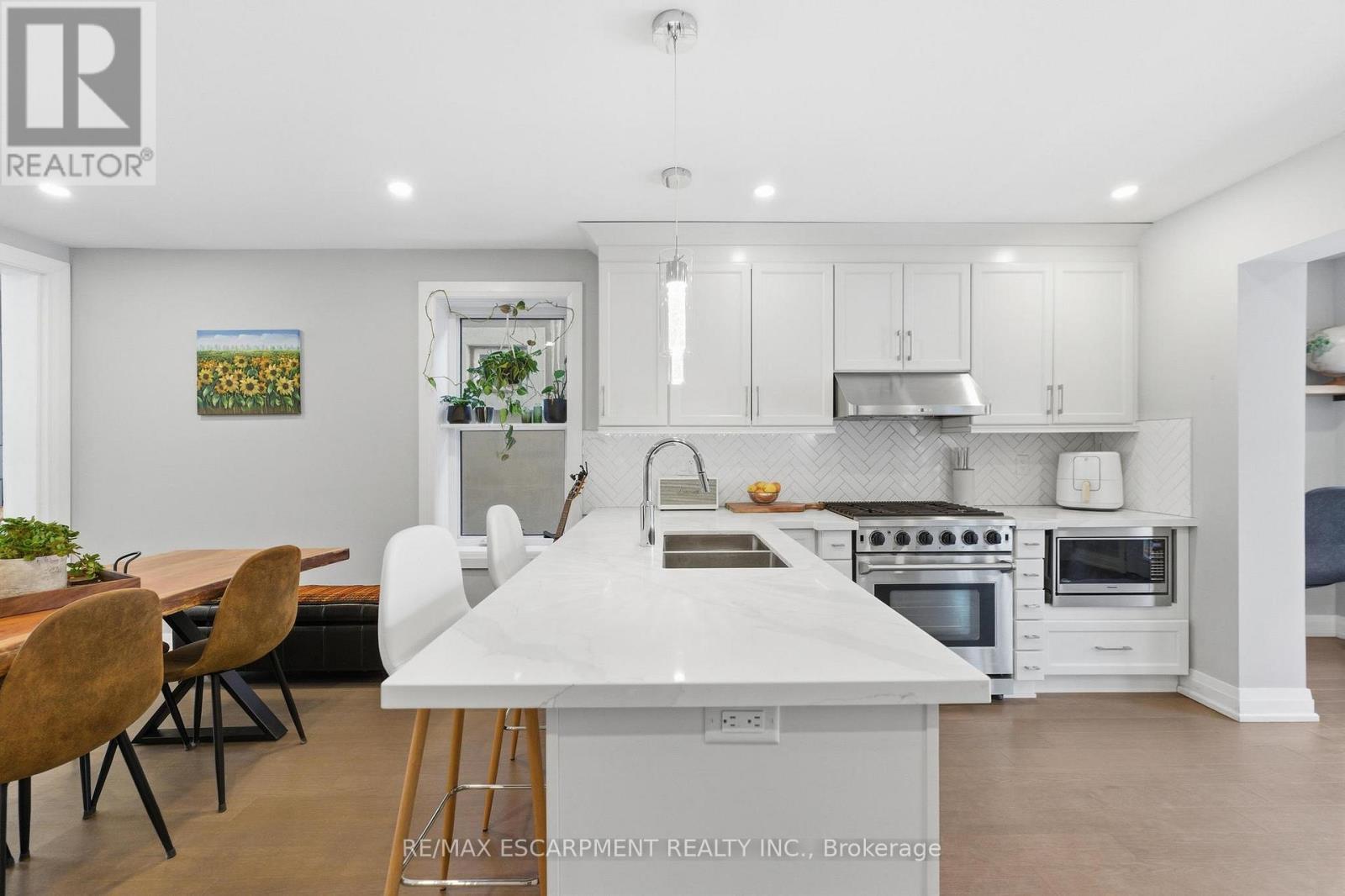 15 Century Street, Hamilton, ON - Indoor Photo Showing Kitchen With Double Sink With Upgraded Kitchen