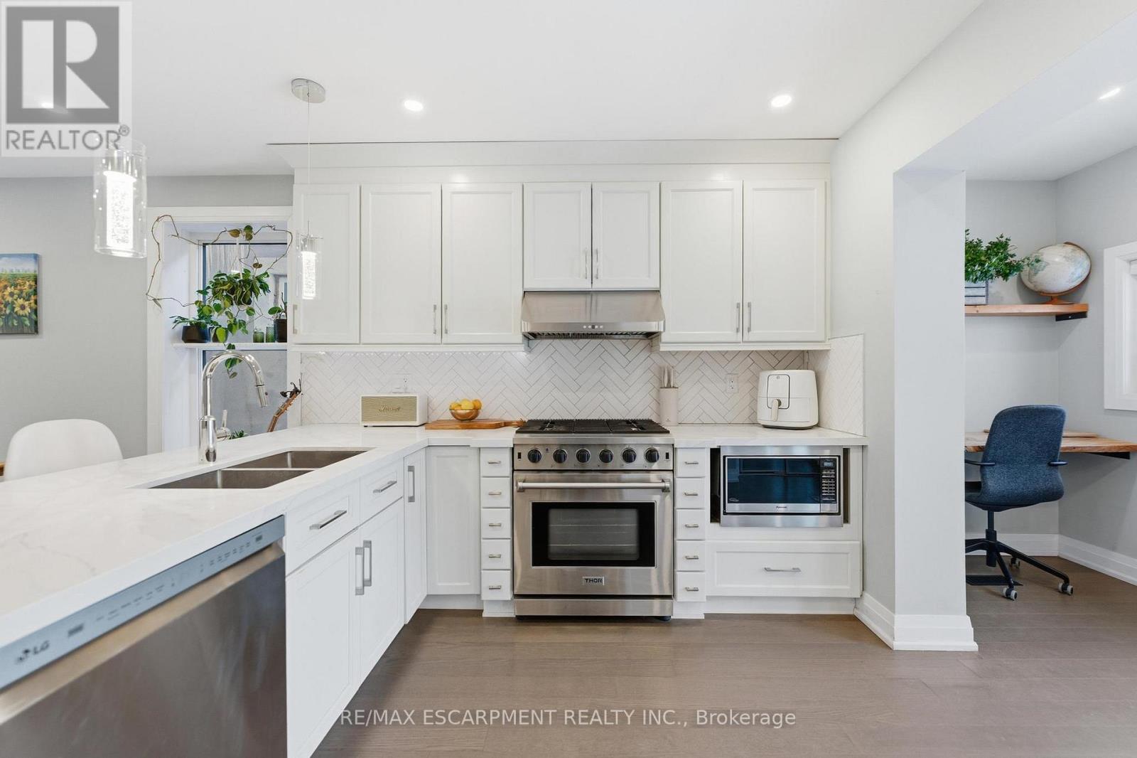15 Century Street, Hamilton, ON - Indoor Photo Showing Kitchen With Double Sink With Upgraded Kitchen