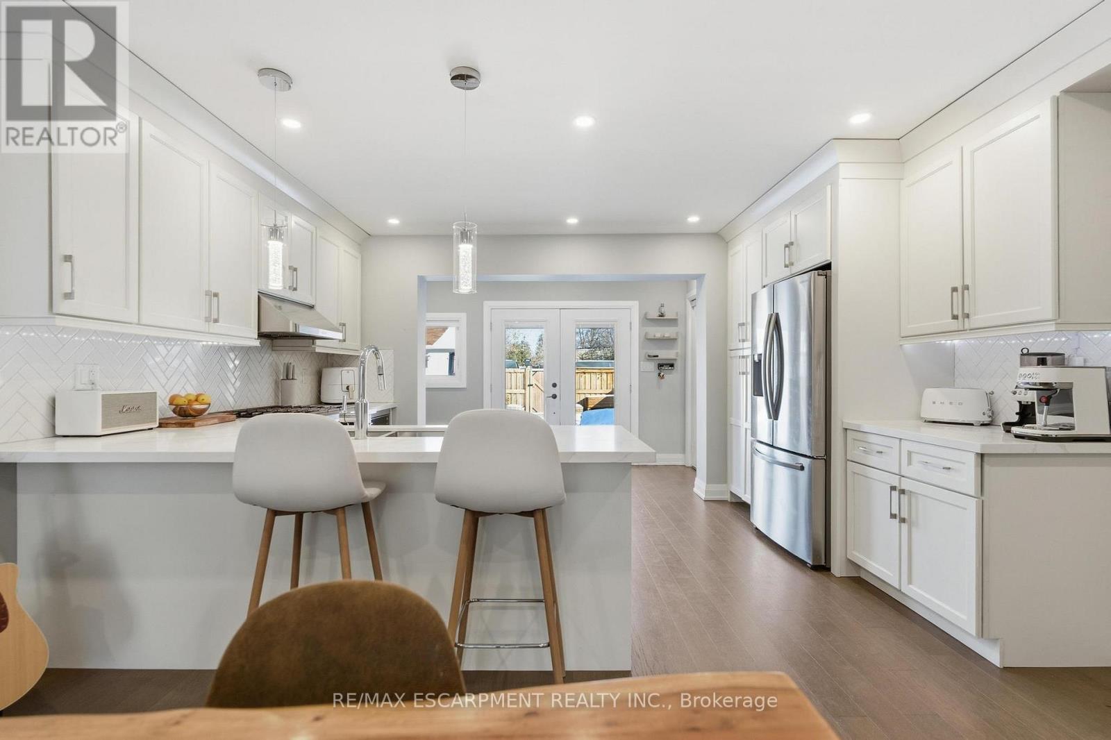 15 Century Street, Hamilton, ON - Indoor Photo Showing Kitchen With Upgraded Kitchen