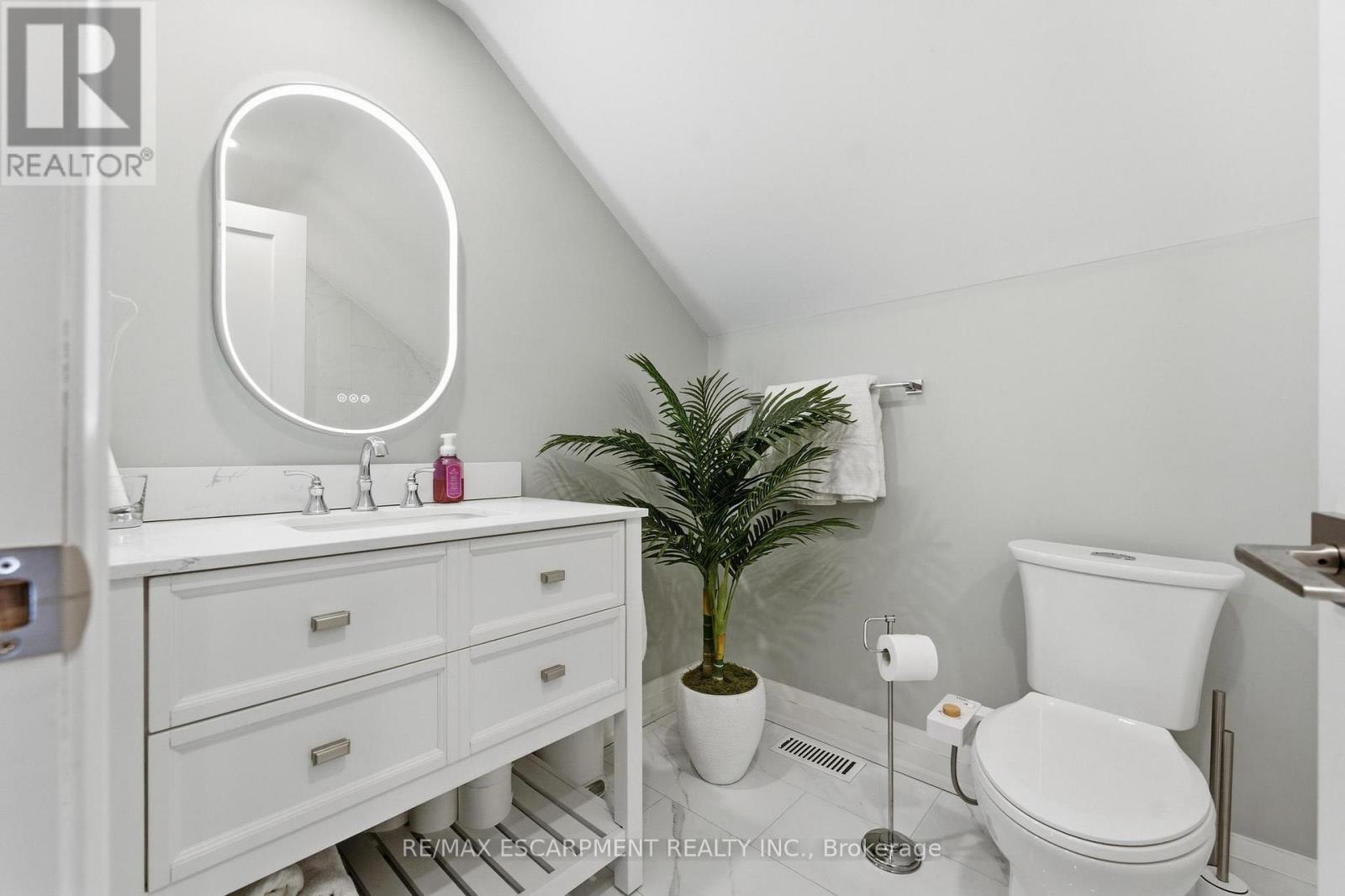 15 Century Street, Hamilton, ON - Indoor Photo Showing Bathroom