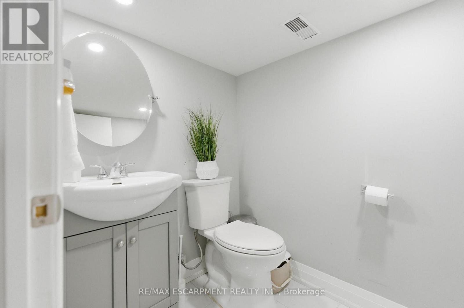 15 Century Street, Hamilton, ON - Indoor Photo Showing Bathroom