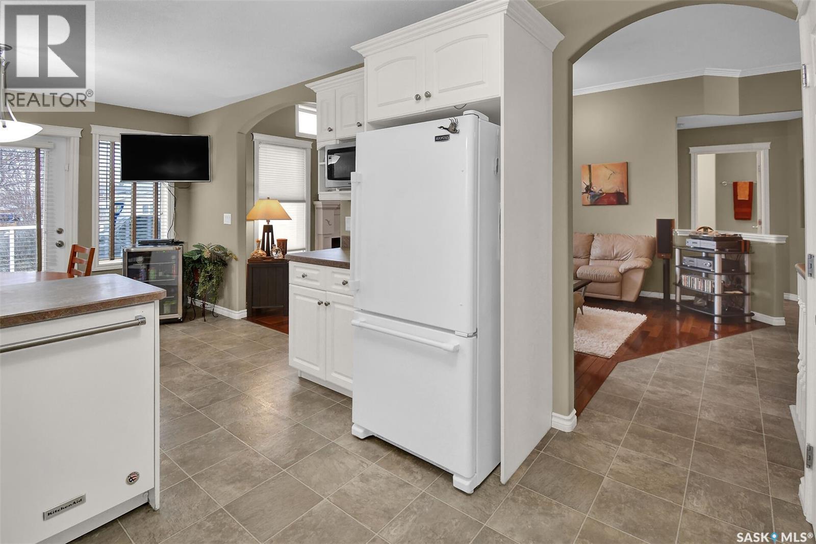 207 Kutz Crescent, Saskatoon, SK - Indoor Photo Showing Kitchen