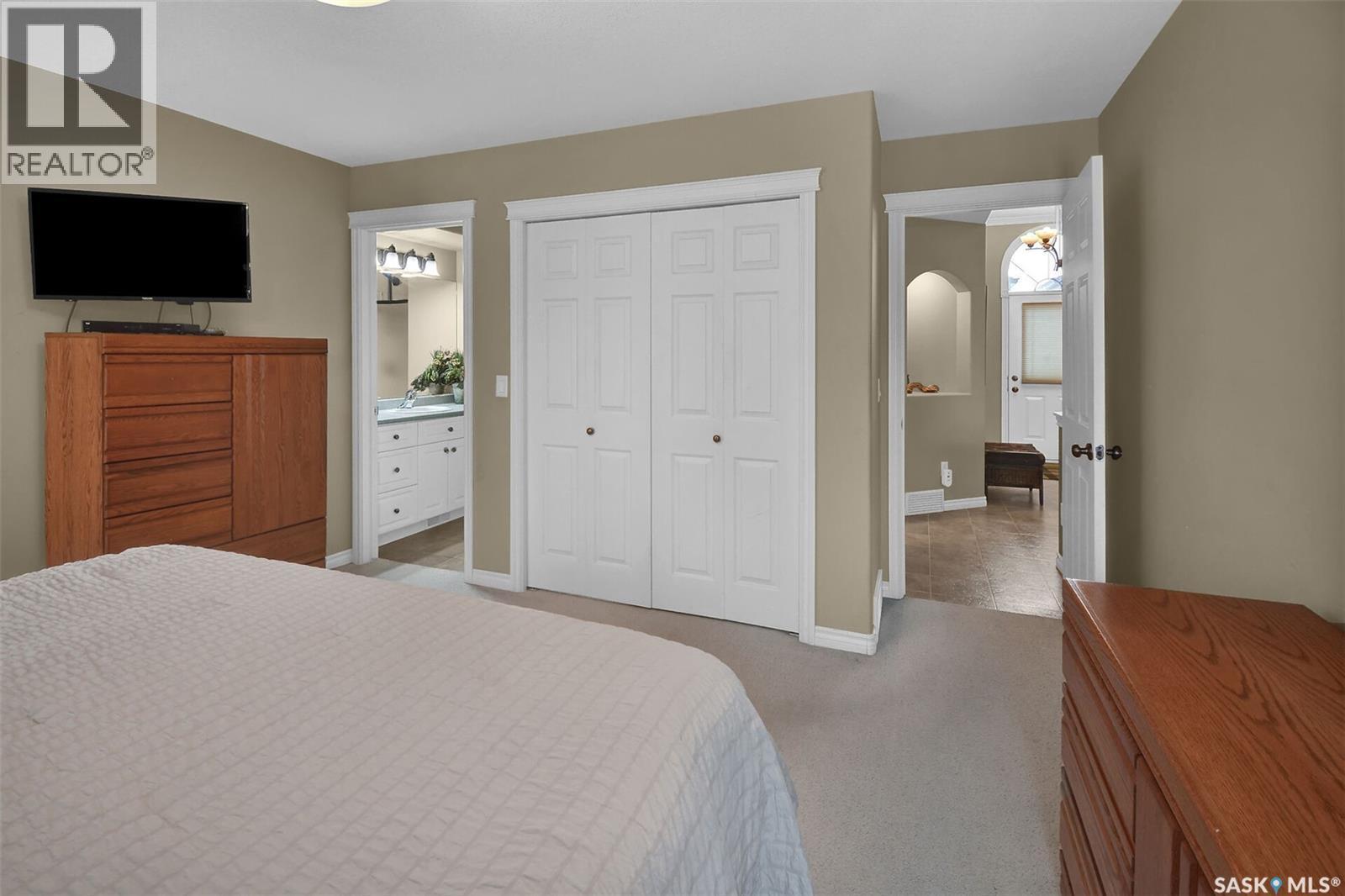 207 Kutz Crescent, Saskatoon, SK - Indoor Photo Showing Bedroom