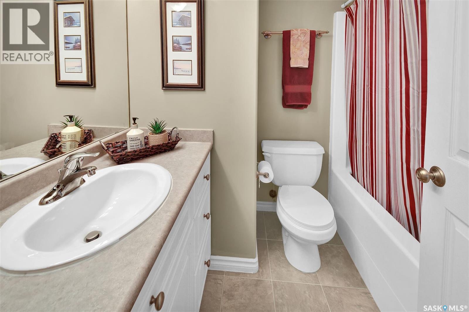 207 Kutz Crescent, Saskatoon, SK - Indoor Photo Showing Bathroom