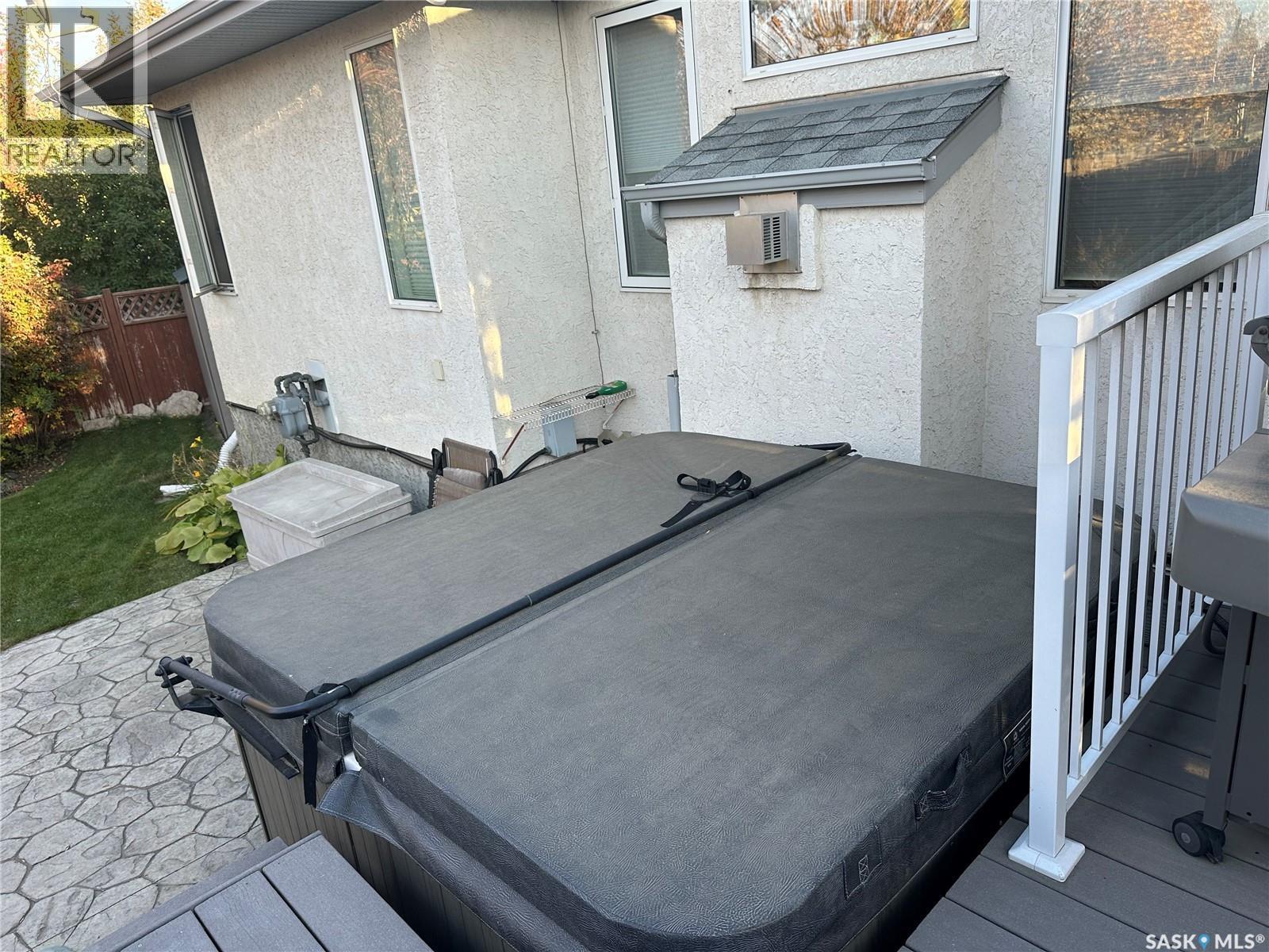 207 Kutz Crescent, Saskatoon, SK - Outdoor With Exterior